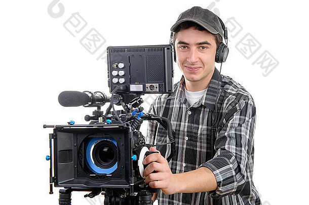 年轻的摄影师，带着白色背景的电影摄影机