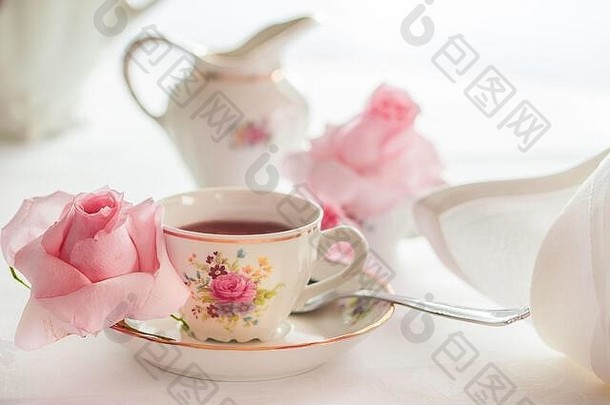 一套<strong>花</strong>卉玫瑰图案精美瓷器<strong>茶具</strong>，配有茶壶、糖壶、奶精和茶杯。