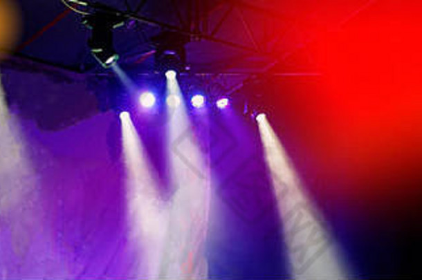 摇滚音乐会中模糊的背景、舞台灯光。网页横幅为您的设计。