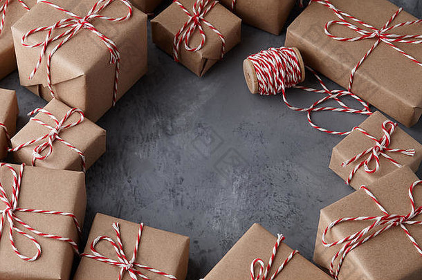 用牛皮纸包装的圣诞礼物或礼品盒