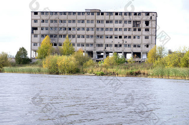 一个污染严重的工业工厂的废墟，这个地方被称为污染最严重的城镇之一。