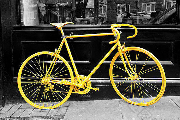 咖啡店橱窗上旧黄色<strong>自行车</strong>的黑白照片