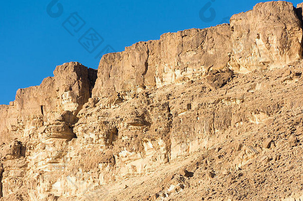以色列南部内盖夫沙漠拉蒙火山口（Makhtesh）的风蚀岩层