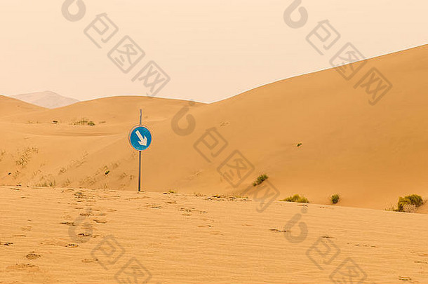 沙漠中的交通信号，中国