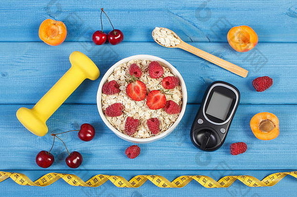 血糖仪测量血糖水平，燕麦片水果，卷尺和哑铃健身，糖尿病的概念，饮食，减肥和健康