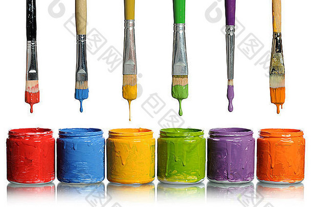油漆刷将各种颜色的油漆滴入容器中