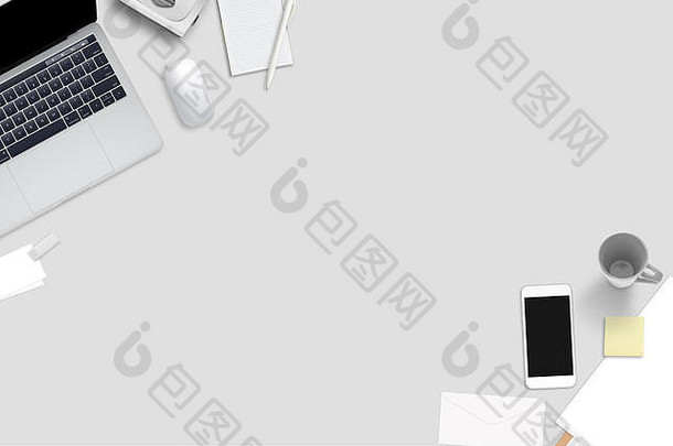灰色桌子上的电脑、智能手机和文具。具有文本可用空间的俯视图。