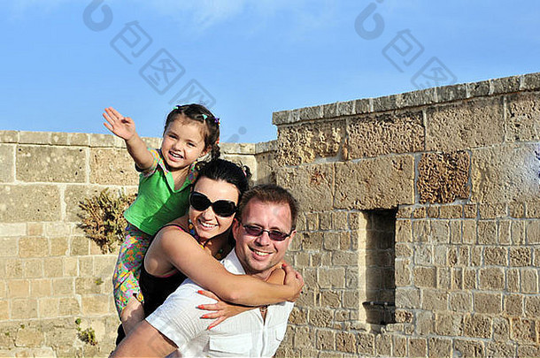 紧密结合着的家庭幸福的摆姿势<strong>照片墙</strong>古老的堡垒
