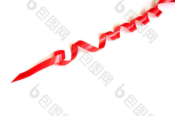 在白色背景上隔离的螺旋红丝带。