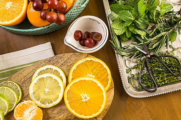 排毒柑橘注入水作为一种清新的夏季饮料。