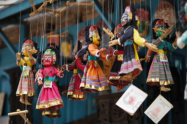 在尼泊尔帕坦达巴广场附近的一家商店里出售悬挂的木偶。