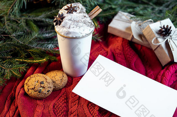 一杯加奶油和肉桂的咖啡，燕麦饼干，圣诞树上的空白<strong>名片</strong>和红色毛衣背景。法布奇诺咖啡