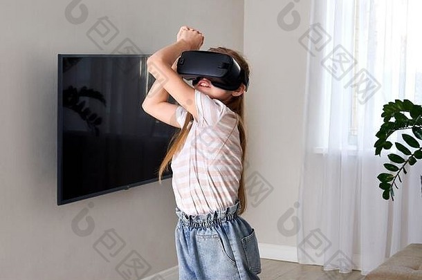 十几岁的女孩穿虚拟现实护目镜耳机玩盒子技术一代进步概念女孩触摸对象