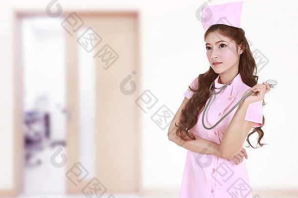 有医院背景的带听诊器的女护士