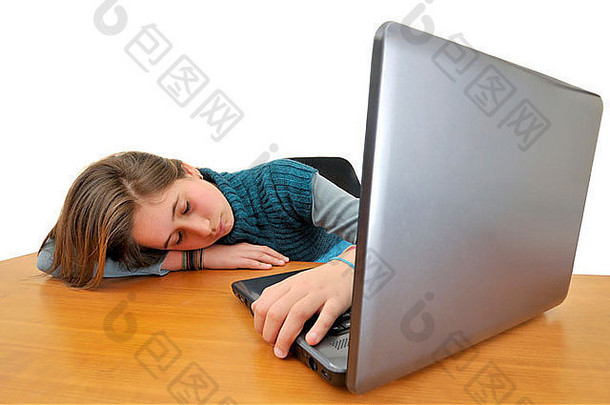睡在笔记本电脑前的小女孩