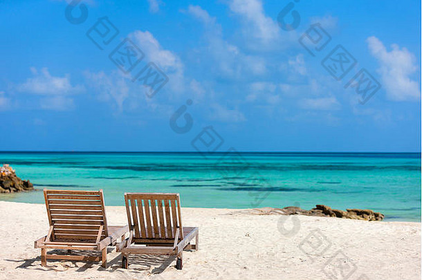 木休息室椅子美丽的热带海滩马尔代夫