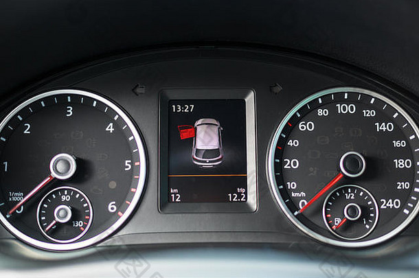 现代汽车仪表板。屏幕多媒体系统。