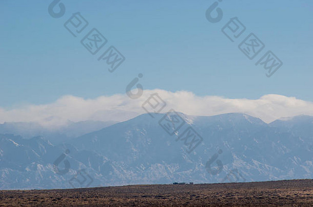 中国内蒙古西部贺兰山<strong>戈壁沙漠</strong>和山峰。