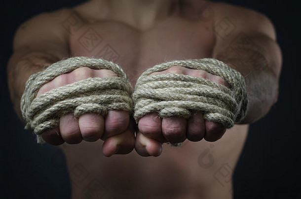 将泰国拳击手双手放在前台，用传统的麻绳包裹比赛或训练