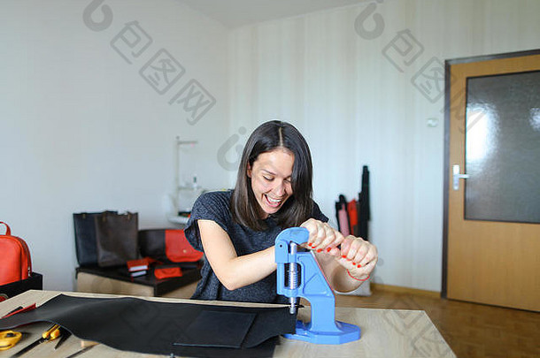 在服装修理厂用皮带工作的女孩。