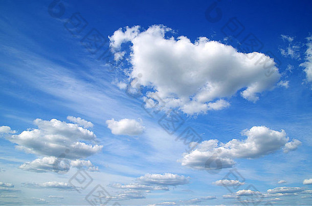 白色毛茸茸的云蓝色的天空