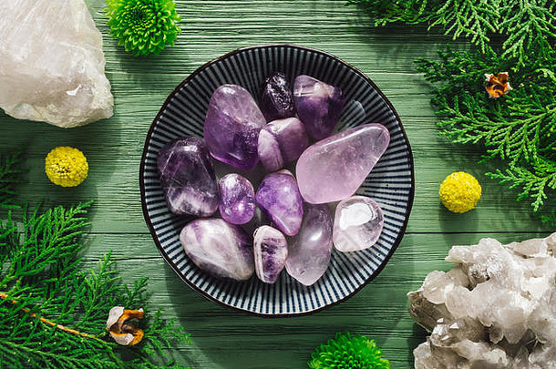 抛光紫水晶石，烟熏石英和绿色植物