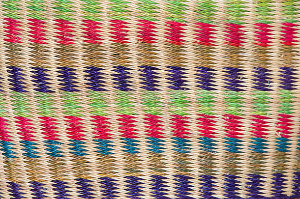 绿色、粉色、蓝色、紫色和自然棕色的篮子编织背景图案。