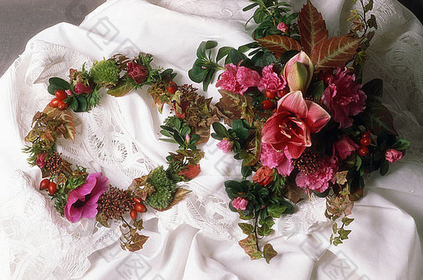 鲜花伴娘头饰的特写镜头，伴娘的粉红色百合花束旁