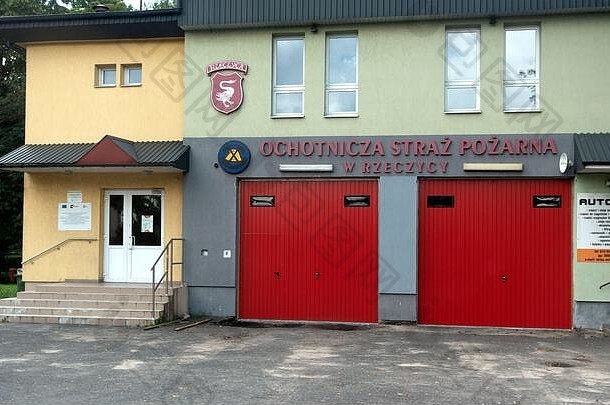 艺术汽车修复商店红色的车库<strong>门</strong>热奇卡中央波兰欧洲