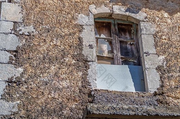破碎的窗口废弃的建筑