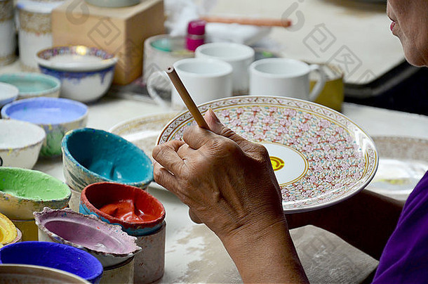 泰国人用烤漆工艺制作的陶瓷本加隆是泰国传统的五基色风格的陶器作坊