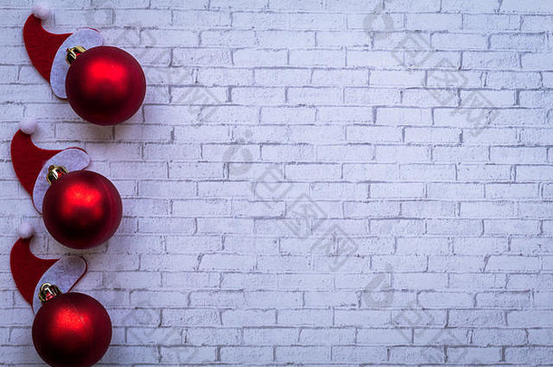 圣诞假期冬季静物画概念，灰色砖块背景上有红色装饰，平面布置，可供文本