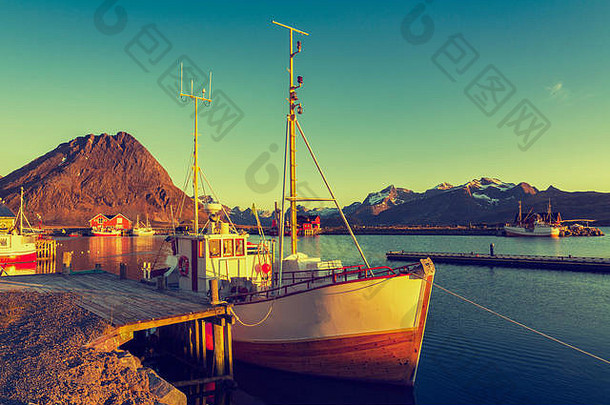 钓鱼船港<strong>午夜太阳</strong>北部挪威罗弗敦群岛岛ekot挪威山背景
