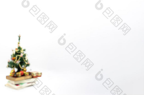 一个模版，左下角有一棵失焦的绿色圣诞树，底部有一个盘子，还有一些小礼物、圣诞球和坚果