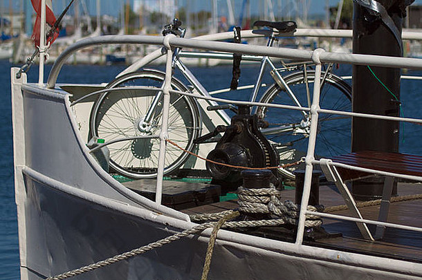 古董蒸汽船的船头和一辆现代自行车。水平的
