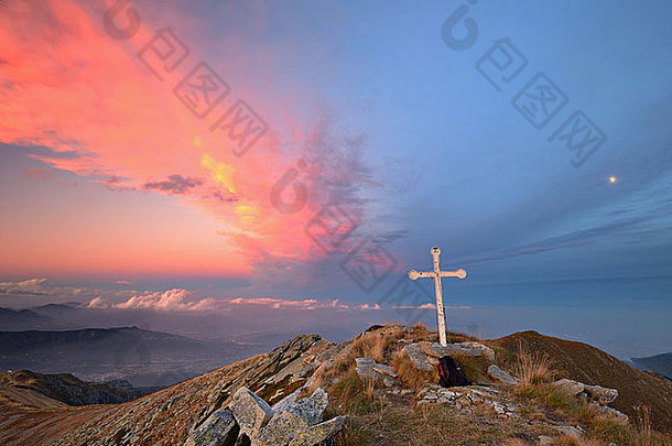 意大利阿尔卑斯山日落时的迷人风景和浪漫云景