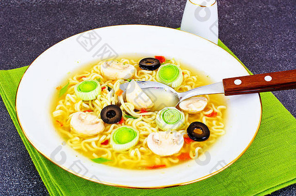 美味的蘑菇汤中国人面条