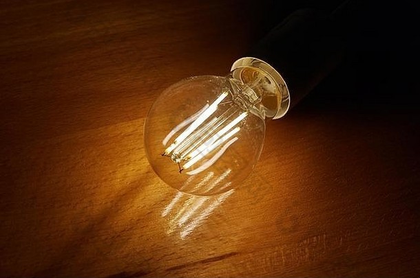 桌子上的灯泡