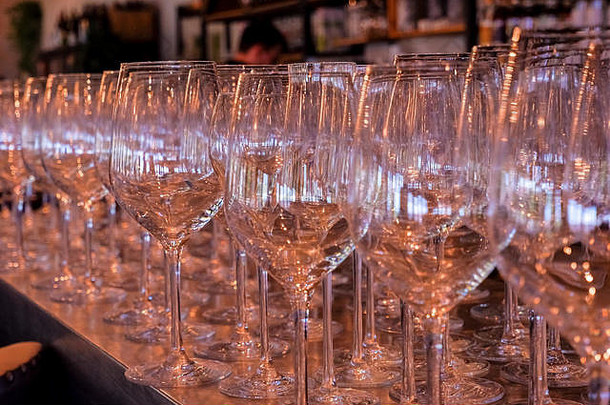 空眼镜酒吧表格聚会，派对透明的玻璃眼镜残余香槟酒概念有趣的聚会，派对庆祝活动