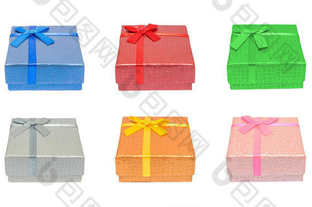 各种闪亮多彩的蓝色、红色、绿色、银色、金色、粉色矩形圣诞礼物或礼品盒的正面视图，白色背景上的隔离