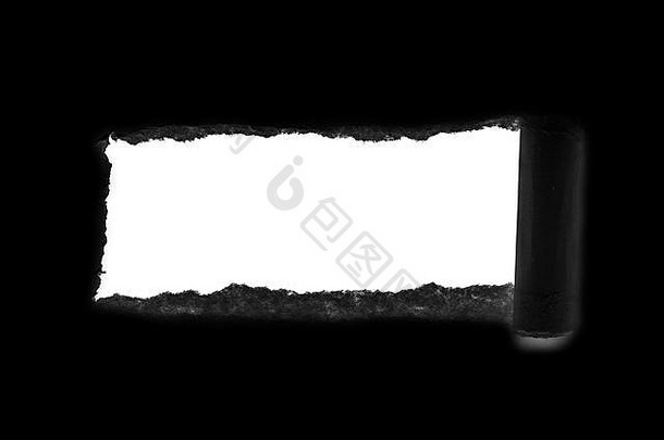 黑色纸上的洞，边缘撕裂，内部有白色隔离背景。