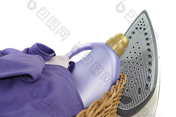 洗涤剂瓶紫色的洗衣柳条篮子铁孤立的白色