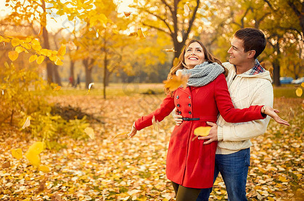 秋天幸福的情侣漫步公园