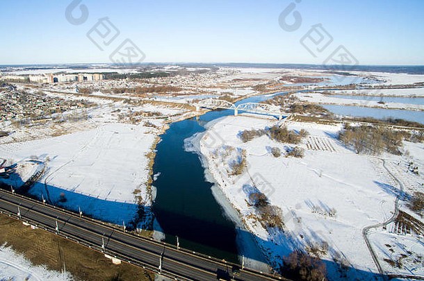 上图是一个冬天里的道路、建筑、<strong>地段</strong>、桥梁、河流。汽车鸟瞰城市。