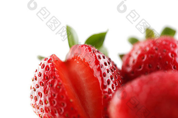 白色背景上的新鲜有机草莓