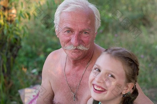 祖父有趣的（外）孙女快乐的祖父（外）孙女英俊的祖父可爱的（外）孙女