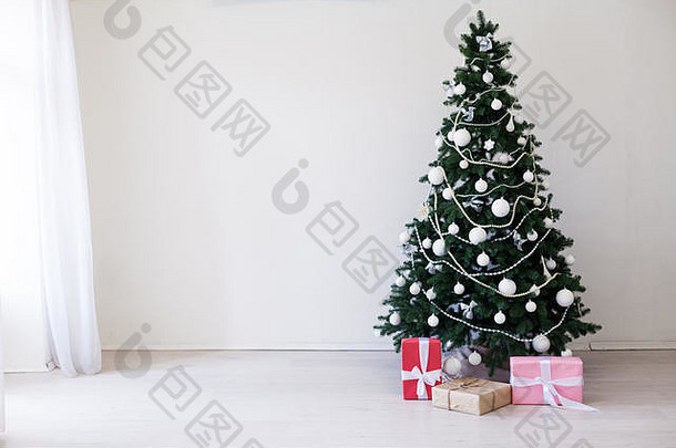 白色房间里的圣诞树和圣诞礼物