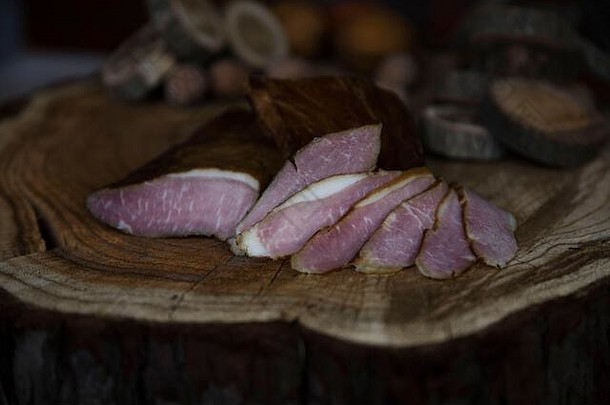 火腿服务乡村木表面烟熏治愈他美味的国内传统的食物