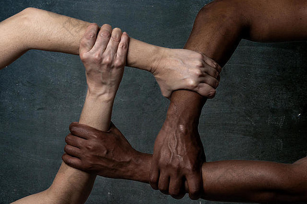种族团结起来反对歧视和种族主义。黑人、非裔美国人和白种人在世界统一和种族爱与理解中携手共进