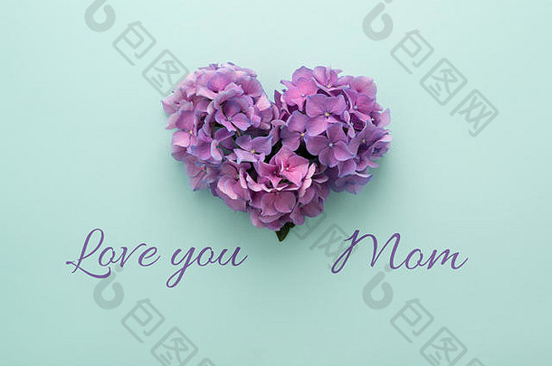 文本爱妈妈心形状使紫色的花蓝色的背景快乐母亲的一天问候卡平躺